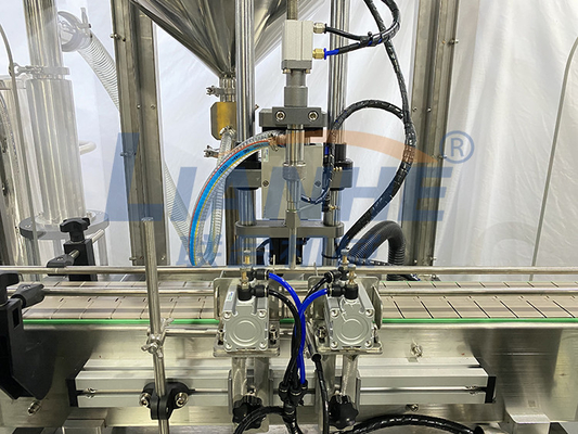 Maszyna do napełniania płynem butelek o pojemności 250 ml Automatyczna linia do napełniania tłoków Capping Labelling Line