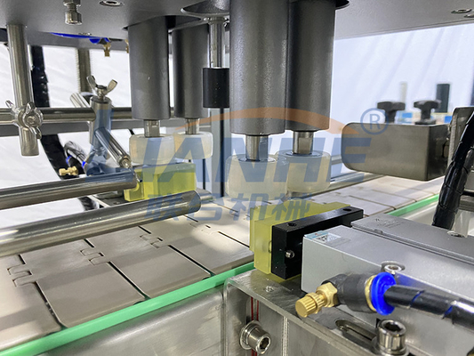 Maszyna do napełniania płynem butelek o pojemności 250 ml Automatyczna linia do napełniania tłoków Capping Labelling Line